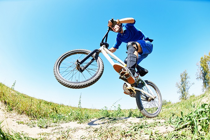 Wer mit dem BMX Fahren beginnen möchte, der sollte sich vorab nicht nur überlegen, wie viel Budget zur Verfügung steht, um Rad und Ausrüstung anzuschaffen, sondern auch welche Disziplin erlernt werden soll. (#01)