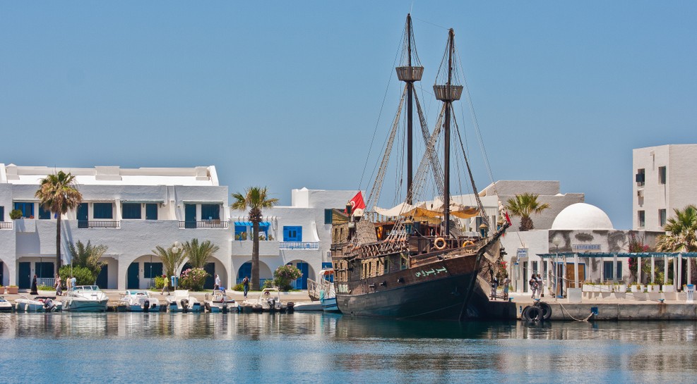Auch wenn wir gerade von Tunis sprechen, erlaube ich mir, mal ein wenig abzuschweifen. Wen das Glückshotel Tunesien in Sousse buchen lässt, der sollte sich dort eventuell doch mal den Hafen ansehen. Neben den Booten und Yachten der Neuzeit und Gegenwart finden sich im Hafen auch Zeitzeugen der Seefahrt aus den vorigen Jahrhunderten wie dieser Zweimaster hier. Waren es Piraten, die in Sousse oder Tunis Zuflucht vor ihren Verfolgern gesucht haben? (#1)