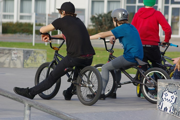 Zu zweit lernt es sich wesentlich besser! BMX Biken macht in Gesellschaft nicht nur mehr Spaß, sondern hat auch einen praktischen Aspekt: Während einer fährt, kann der andere den Stil und die Technik analysieren. (#02)