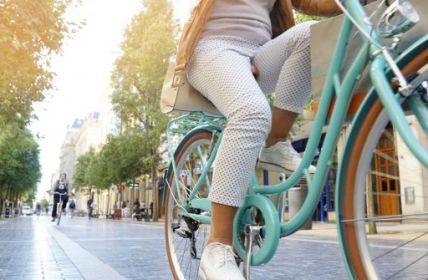 Dienstrad als umweltfreundliche Alternative für Mitarbeiter (Foto: AdobeStock - goodluz 173689775)