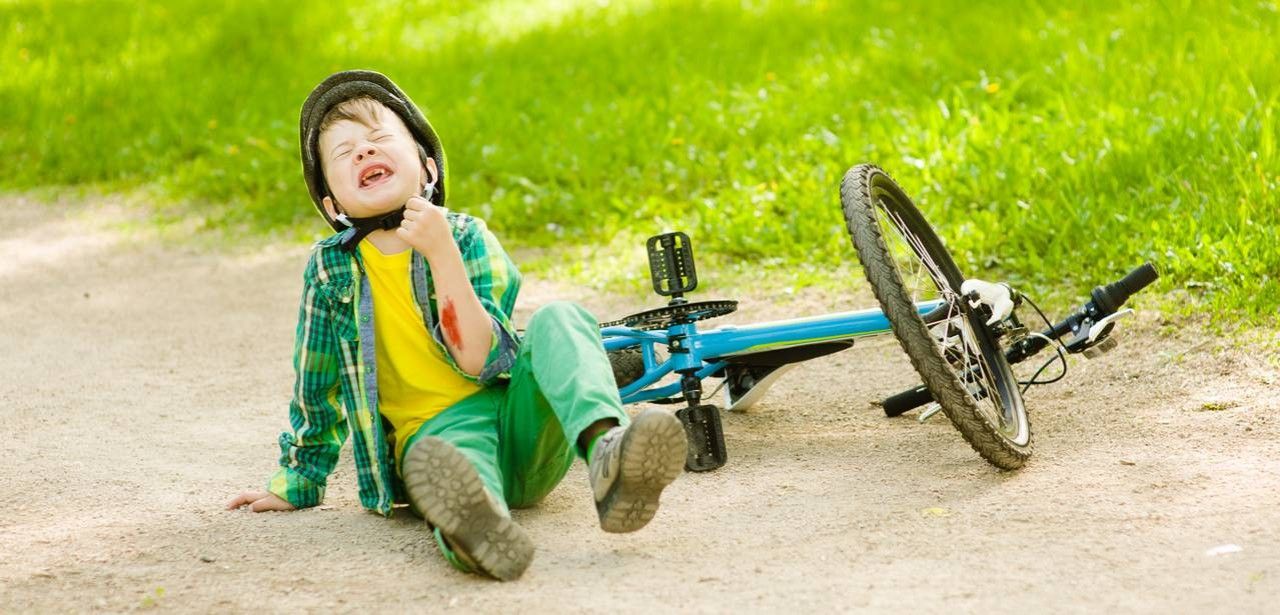 Junge schreibt Brief nach Unfall: Fahrradfahrer flüchtet (Foto: AdobeStock 137527669  Ermolaev Alexandr)