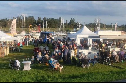 Greetsieler Weinfest bietet Weinvielfalt, Kulinarikstände und familienfreundliche (Foto: Touristik GmbH Krummhörn-Greetsiel)